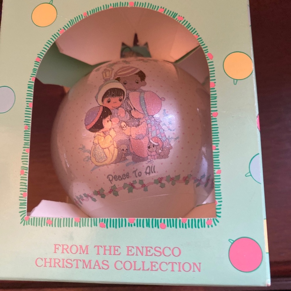 The Enesco Precious Moments Collection 1989 Round Ornament 'Peace To All' - Picture 3 of 3